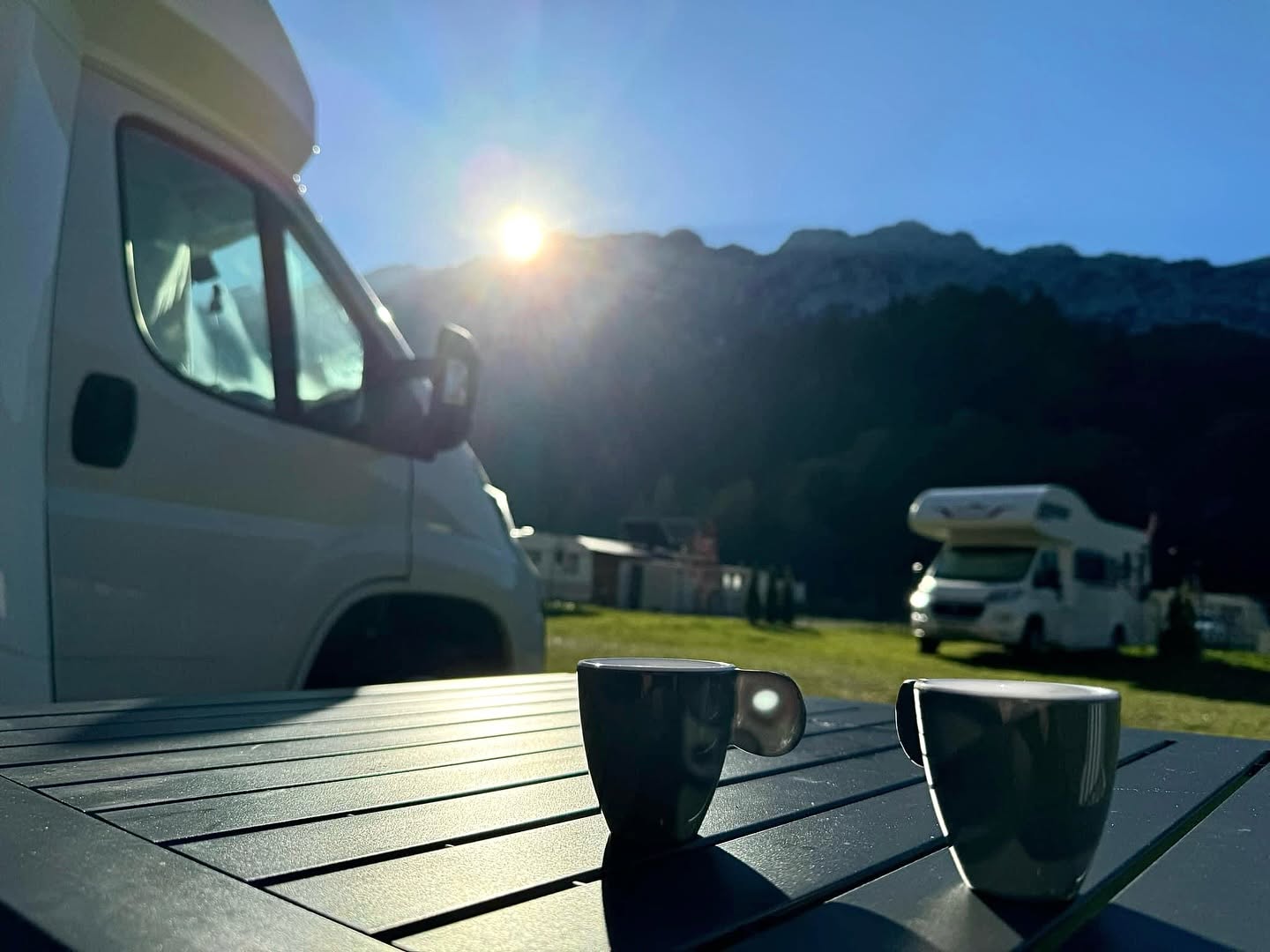 Cafea de dimineață cu vedere spre munți
