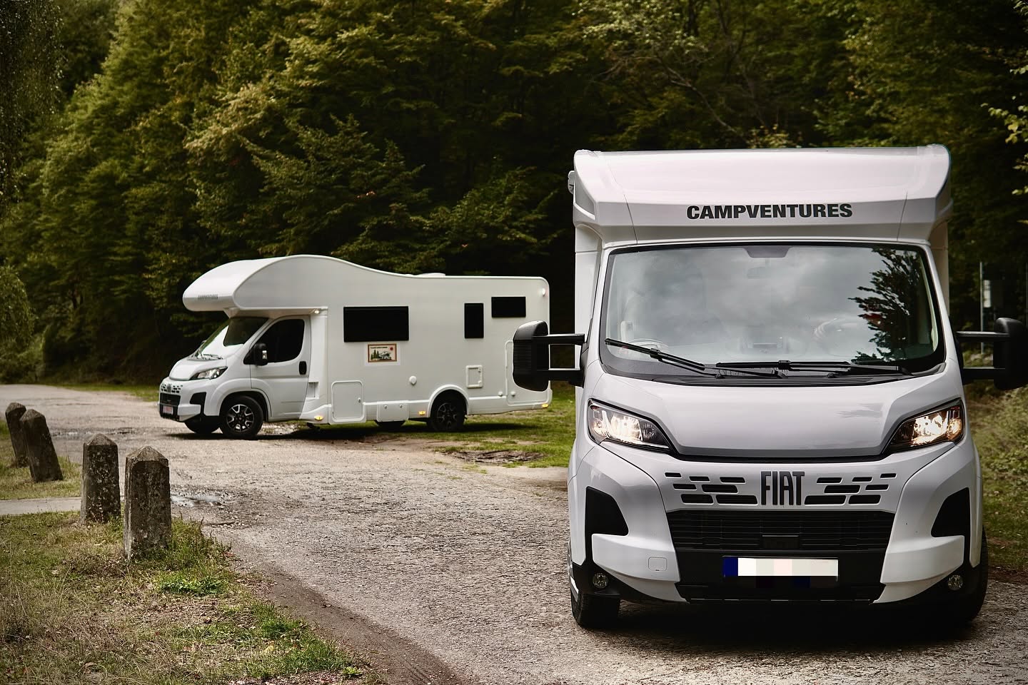 Două rulote CampVentures parcate pe un drum forestier, pregătite pentru drum
