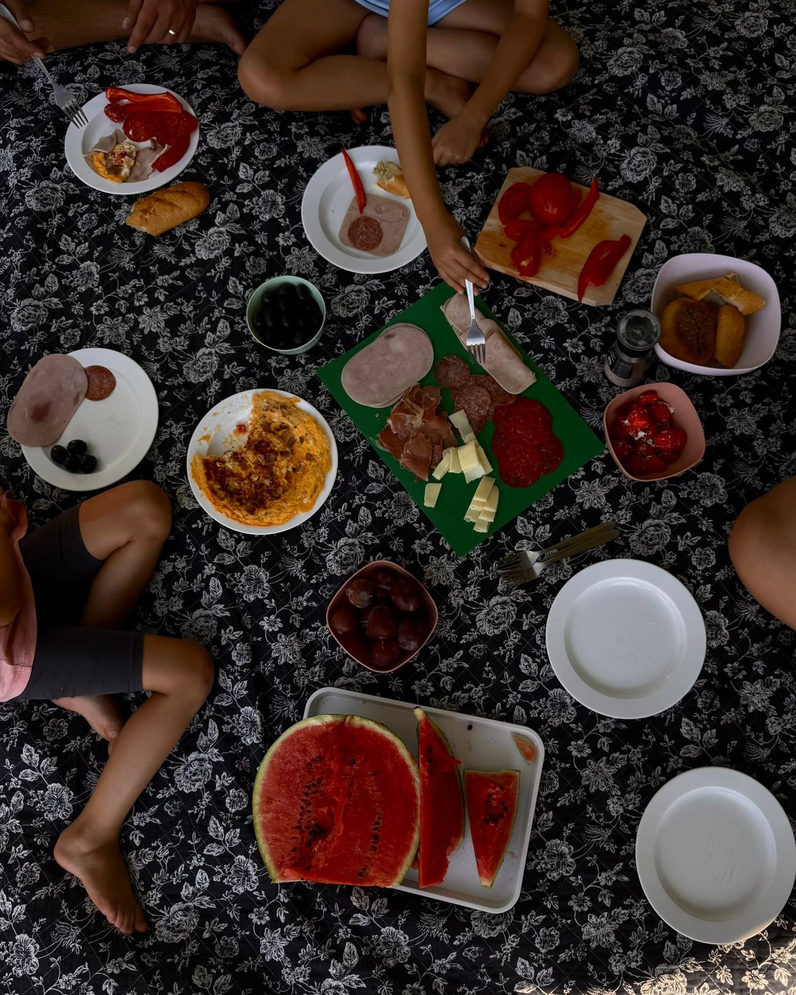 Masă întinsă la picnic, cu bunătăți de vară